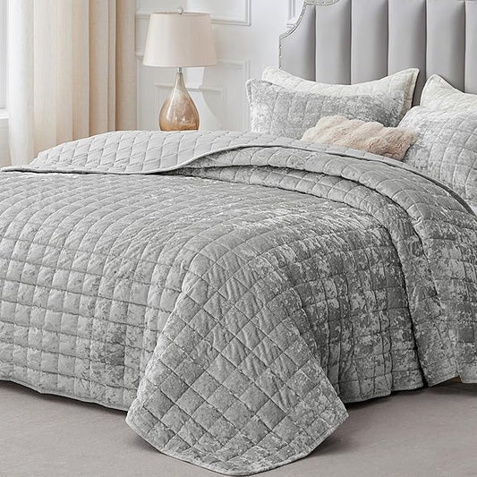 BEDELITE Velvet Quilt Set King Size - Luxury Velvet Comforter Bedding Set 3 Pieces, Lightweight Soft Cozy Shiny Light Grey Oversized Bedspread Coverlet for All Seasons with 2 Pillow Shams