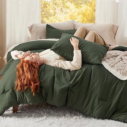 Bedsure Oversized Queen Comforter Set, Dark Green Soft Prewashed Bedding for All Seasons, 3 Pieces GentleSoft™ Bed Set, 1 Lightweight Comforter (98"x98") and 2 Pillowcases (20"x26")