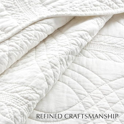 EVERGRACE 100% Cotton Scallop Quilt Set, King Size 3 Piece Set – Lightweight Bedspread with 2 Shams, Soft Prewashed Coastal Bedding Coverlet for Cozy and Elegant Bedding, Bright White