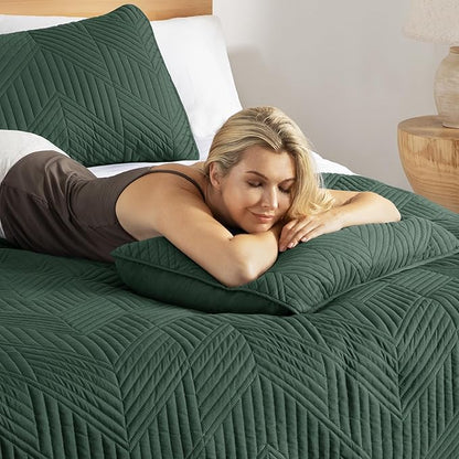 Exclusivo Mezcla California King Quilt Bedding Set, Lightweight Green Oversized King Bedspreads Soft Modern Geometric Coverlet Set for All Seasons (1 Quilt and 2 Pillow Shams)