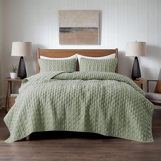 WDCOZY Oversized California Cal King Size Quilt Bedding Sets with Pillow Shams, Sage Green Lightweight Soft Bedspread Coverlet Bed Cover, All Season Spring Summer, 3 Pieces, 116x106 inches