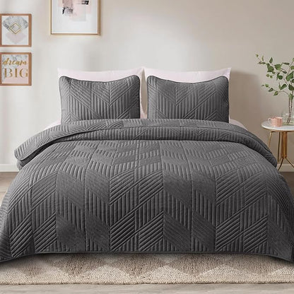 Exclusivo Mezcla California King Quilt Bedding Set, Lightweight Grey Oversized King Bedspreads Soft Modern Geometric Coverlet Set for All Seasons (1 Quilt and 2 Pillow Shams)
