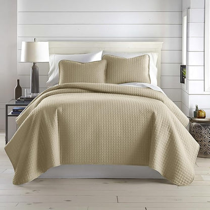 Southshore Fine Living, Inc. Full/Queen Quilt Set with 2 Matching Pillow Shams, Lightweight Full Size Quilt Coverlet, Easy Care, Machine Washable Queen Size Bedspread, Taupe