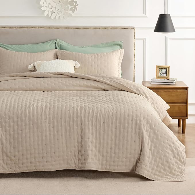 Bedsure Twin Quilt Bedding Set - Soft Ultrasonic Twin XL Bedspread - Light Camel Coverlet Quilted Bedding - Lightweight Comforter Set for All Seasons (Includes 1 Pillow Sham) | Stitch-Free Quilting, Ultra Soft, Lightweight, Machine Washable, Pet-Friendly