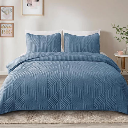 Exclusivo Mezcla California King Quilt Bedding Set, Lightweight Grayish Blue Oversized King Bedspreads Soft Modern Geometric Coverlet Set for All Seasons (1 Quilt and 2 Pillow Shams)