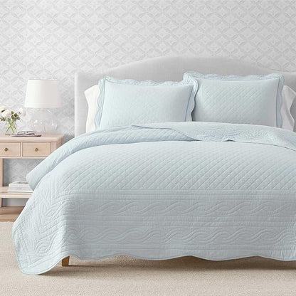 Martha Stewart - Queen Size Quilt Set, Soft & Breathable Cotton Percale Quilted Bedding with Matching Pillowcases, Scalloped Edge Bed Set, Vintage Scallop Blue