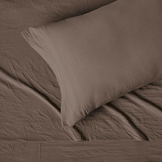 Amazon Basics Twin Bed Sheet, 3-Piece Bedding Set, Double Brushed Microfiber, Ultra Soft, Easy Care, Brown