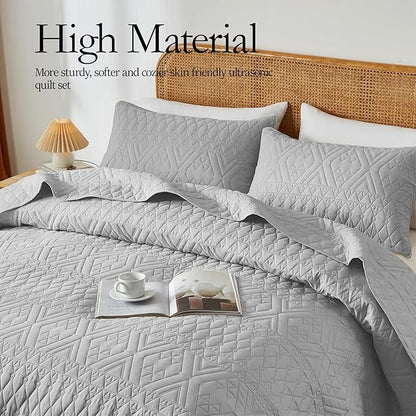 akkialla Full/Queen Size Quilt Bedding Set,Light Grey Lightweight Microfiber Soft Bedspread,Modern Style Geoetric Pattern Coverlet Set for All Seasons,3 Piece(1 Quilt,2 Pillow Shams)