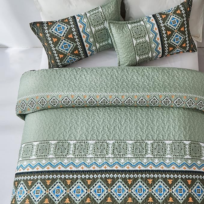 WONGS BEDDING Boho Quilt Set California King,3 Piece Olive Green Oversize Fall Bedspread Coverlet Set with Geometry Printed for All Season, Lightweight Oversized Bohemian Bedding Set 106"×96"