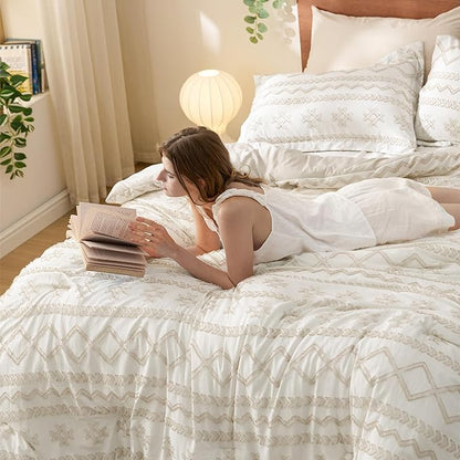 Bedsure Tufted Boho Comforter Set Queen Size - Beige Boho Bed Set, GentleSoft™ 3 Pieces Farmhouse Shabby Chic, Home Decor Bedding, Gifts for Woman, Soft Jacquard Queen Comforter for All Seasons