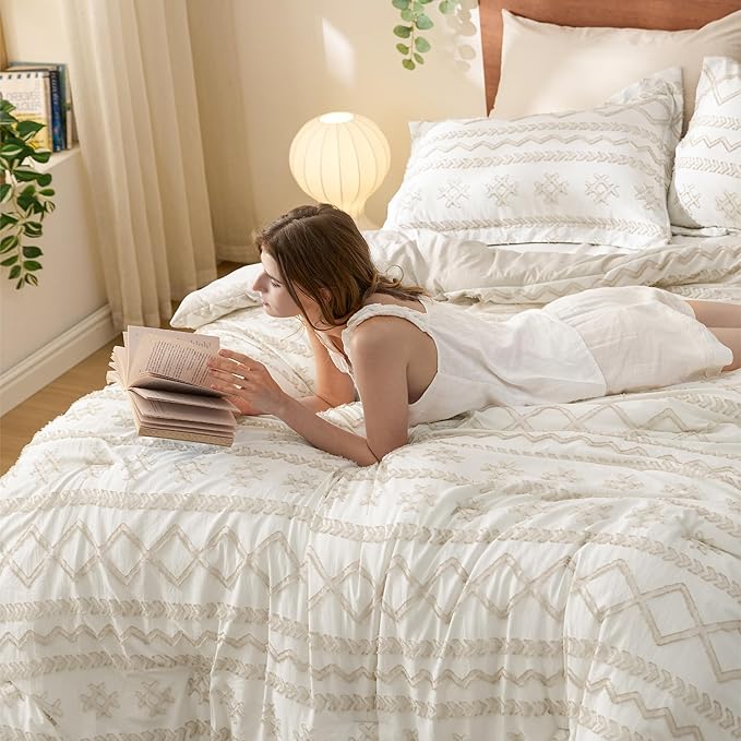 Bedsure Tufted Boho Comforter Set Queen Size - Beige Boho Bed Set, GentleSoft™ 3 Pieces Farmhouse Shabby Chic, Home Decor Bedding, Gifts for Woman, Soft Jacquard Queen Comforter for All Seasons