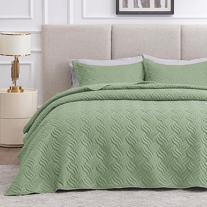 Love's cabin California King Size Quilt Bedding Set Sage Bedspread - Cal King Summer Lightweight Bedspread Comforter - Wave Pattern Coverlet for All Season - 3 Pieces (1 Quilt, 2 Pillow Shams)