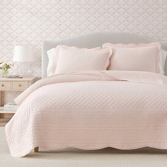 Martha Stewart - Queen Size Quilt Set, Soft & Breathable Cotton Percale Quilted Bedding with Matching Pillowcases, Scalloped Edge Bed Set, Vintage Scallop Pink