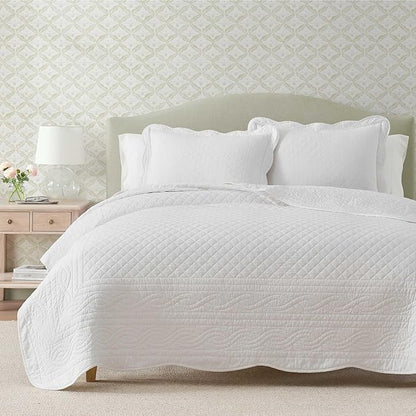 Martha Stewart - King Size Quilt Set, Soft & Breathable Cotton Percale Quilted Bedding with Matching Pillowcases, Scalloped Edge Bed Set, Vintage Scallop White