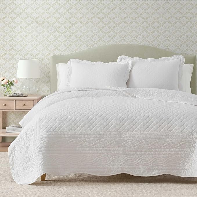 Martha Stewart - Twin Size Quilt Set, Soft & Breathable Cotton Percale Quilted Bedding with Matching Pillowcase, Scalloped Edge Bed Set, Vintage Scallop White