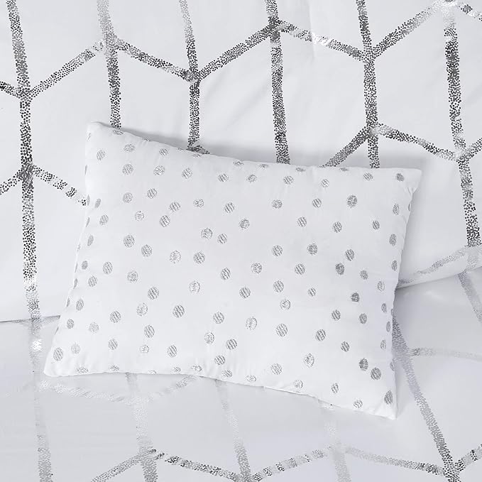 Intelligent Design Raina King/Cal King Comforter Set, Soft Microfiber, Modern Geometric Metallic Bed Set, 5 Pieces College Bedding with 2 Shams, 2 Toss Pillows White/Silver