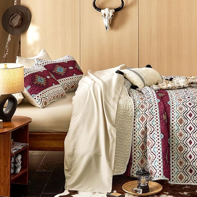 Wake In Cloud - Western Quilt Set, Southwestern Aztec Country Style with Rustic Ranch Vibe, Reversible Lightweight Bedspread Coverlet, 3 Pieces, Beige Burgundy, Queen/Full Size