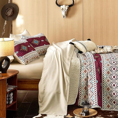 Wake In Cloud - Western Quilt Set, Southwestern Aztec Country Style with Rustic Ranch Vibe, Reversible Lightweight Bedspread Coverlet, 3 Pieces, Beige Burgundy, Queen/Full Size