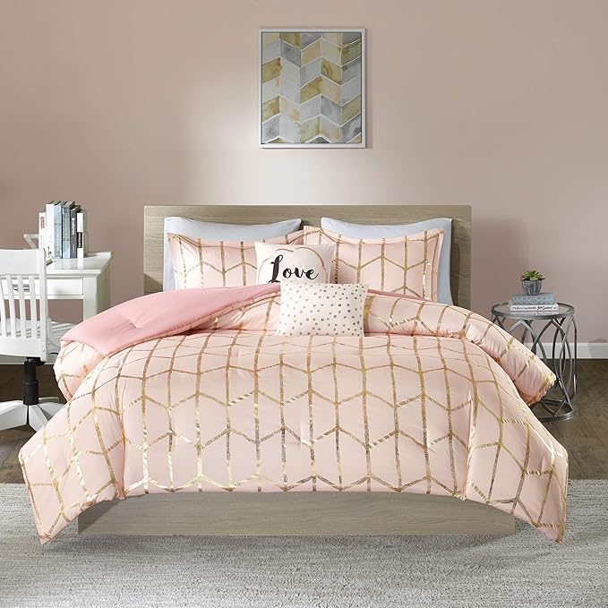 Intelligent Design Raina King/Cal King Comforter Set, Soft Microfiber, Modern Geometric Metallic Bed Set, 5 Pieces College Bedding with 2 Shams, 2 Toss Pillows Blush/Gold