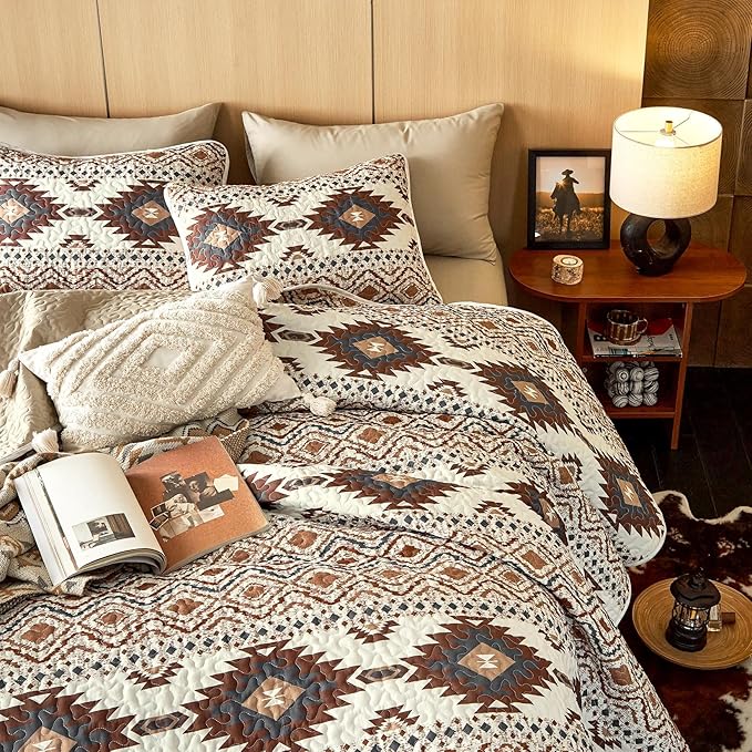 Wake In Cloud - Western Quilt Set, Southwestern Aztec Country Style with Rustic Ranch Vibe, Reversible Lightweight Bedspread Coverlet, 3 Pieces, Beige Brown, Queen/Full Size