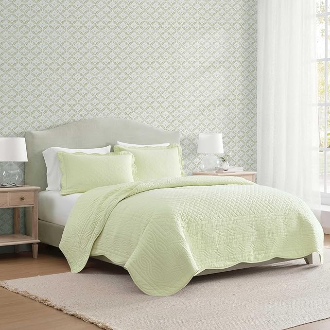 Martha Stewart - Queen Size Quilt Set, Soft & Breathable Cotton Percale Quilted Bedding with Matching Pillowcases, Scalloped Edge Bed Set, Vintage Scallop Green