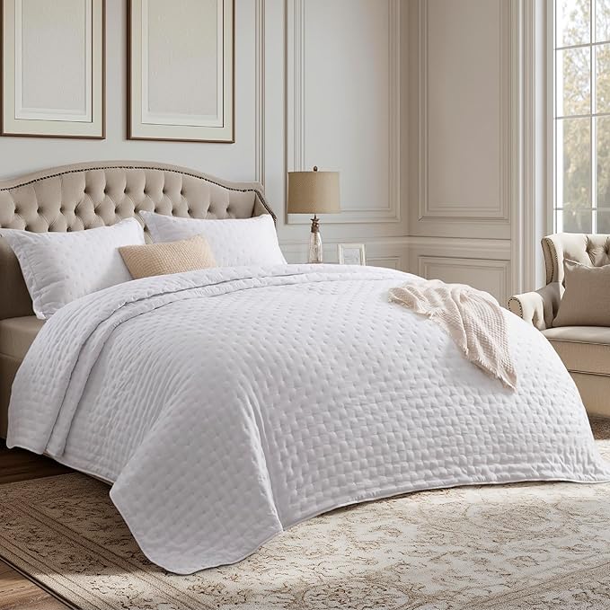 Bedsure Twin Quilt - Ultra Soft Twin XL Quilt Bedding for Dorm Decor, Lightweight All-Season Comforter, Bright White Bedspread Coverlet with Clover Pattern, 68 x 86 Inches | Stitch-Free Quilting, Ultra Soft, Lightweight, Machine Washable, Pet-Friendly