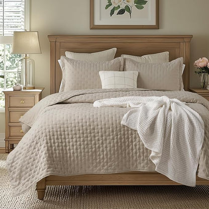Bedsure Twin Quilt - Ultra Soft Twin XL Quilt Bedding for Dorm Decor, Lightweight All-Season Comforter, Linen Bedspread Coverlet with Clover Pattern, 68 x 86 Inches | Stitch-Free Quilting, Ultra Soft, Lightweight, Machine Washable, Pet-Friendly