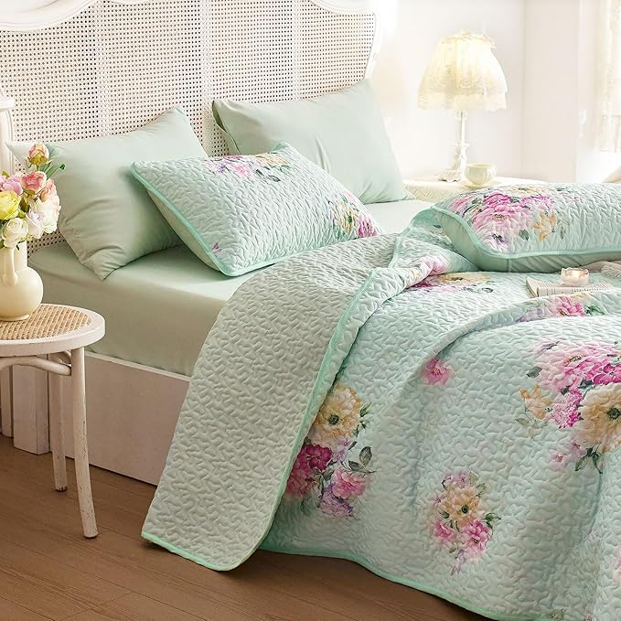 Wake In Cloud - Shabby Chic Quilt Set, Floral Coquette Cottagecore Farmhouse Vintage Flowers, for Women Teen Girls, Reversible Lightweight Bedspread Coverlet, 3 Pieces, Green, Queen/Full Size
