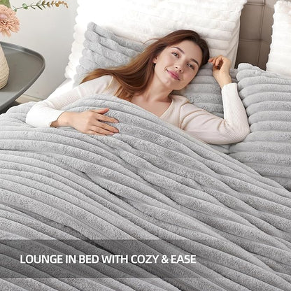 Smoofy Fluffy King Size Comforter Set 3 Pieces - Light Grey Fleece Fluffy Comforter Set, Luxury Fuzzy King Bedding Set, Soft King Bed Set All Season, Heavy Faux Fur Comforter with 2 Pillow Cases