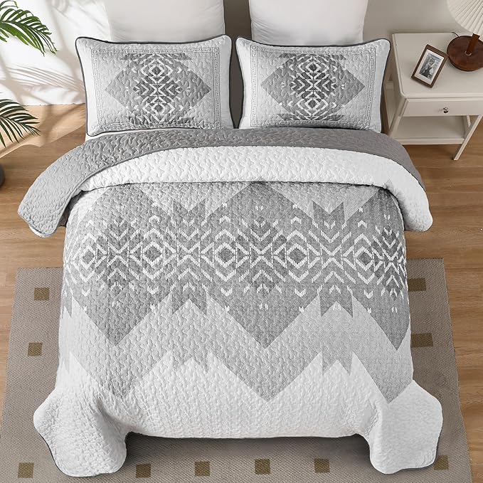 Dintszyayue Grey Quilt Set Queen Size 3 Pieces Boho Aztec Quilt Set Queen Gray Bedspread Coverlet Set with 2 Pillowcases Soft Microfiber Bohemian Quilt Bedding Set for All Season 90"x96"