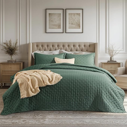 Bedsure Twin Quilt - Ultra Soft Twin XL Quilt Bedding for Dorm Decor, Lightweight All-Season Comforter, Dark Green Bedspread Coverlet with Clover Pattern, 68 x 86 Inches | Stitch-Free Quilting, Ultra Soft, Lightweight, Machine Washable, Pet-Friendly