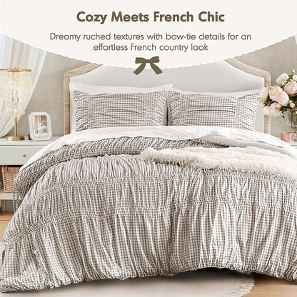 Intelligent Design Ella King Comforter Set – Ruched Gingham Shabby Chic Bedding, Bow-Tie Detail, All Season Lightweight 3 Piece Bedding Set, Sham, King/Cal King, Brown