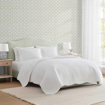 Martha Stewart - King Size Quilt Set, Soft & Breathable Cotton Percale Quilted Bedding with Matching Pillowcases, Scalloped Edge Bed Set, Vintage Scallop White