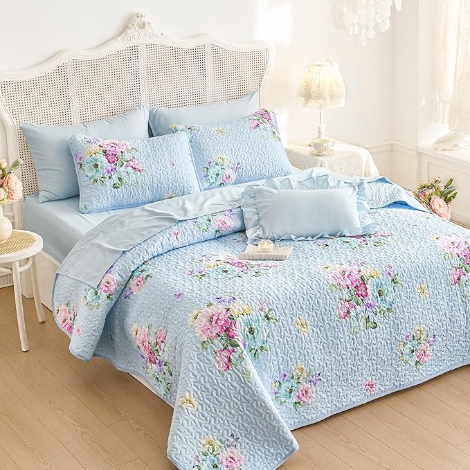 Wake In Cloud - Shabby Chic Quilt Set, Floral Coquette Cottagecore Farmhouse Vintage Flowers, for Women Teen Girls, Reversible Lightweight Bedspread Coverlet, 3 Pieces, Blue, Twin/Twin XL Size