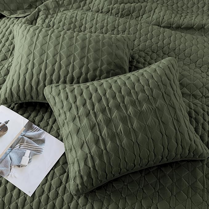 WDCOZY Olive Green Quilts Queen Size Bedding Set with 2 Pillow Shams, Lightweight Soft Full Bedspread Coverlet, Thin Comforter Bed Cover for All Season, 3 Pieces, 90x90 inches