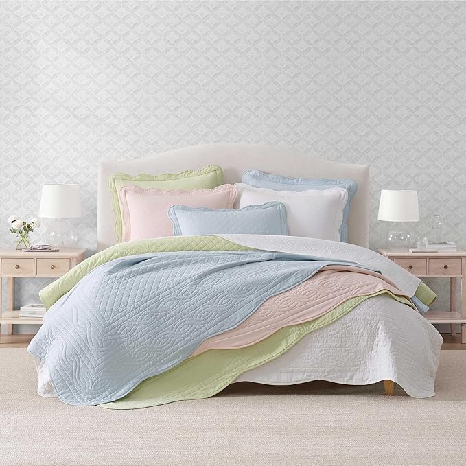 Martha Stewart - Queen Size Quilt Set, Soft & Breathable Cotton Percale Quilted Bedding with Matching Pillowcases, Scalloped Edge Bed Set, Vintage Scallop Blue