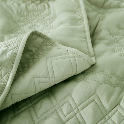 WDCOZY Boho Sage Green Oversized California Cal King Size Quilt Bedding Sets with 2 Pillow Shams, Farmhouse Lightweight Soft Bedspread Coverlet for All Season, 116x106 inches