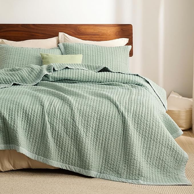 Bedsure Green Quilts King Size - King Quilt Bedding Set Bedspread Coverlet, Lightweight Corduroy Pattern Bedspread, 3-Piece Set with 106"x96" Coverlet & 2 Pillow Shams, All-Season Soft Microfiber