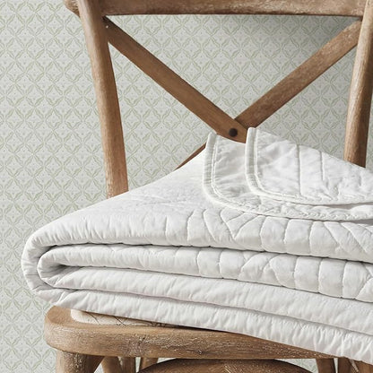 Martha Stewart - Queen Size Quilt Set, Soft & Breathable Cotton Percale Quilted Bedding with Matching Pillowcases, Scalloped Edge Bed Set, Vintage Scallop White