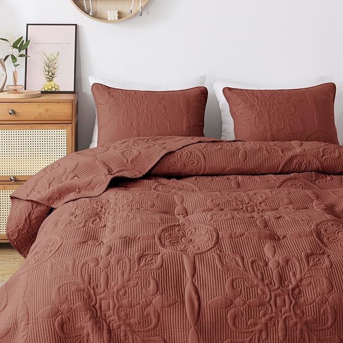 B2EVER Red Damask Quilt Queen Size Bedding Sets with 2 Pillow Shams, Boho Bedspread Lightweight Soft Farmhouse Vintage Bohemian Coverlet Retro Jacquard Pattern Bed Cover for All Season, 3 Pieces