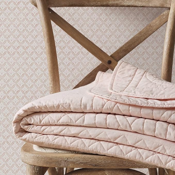 Martha Stewart - Twin Size Quilt Set, Soft & Breathable Cotton Percale Quilted Bedding with Matching Pillowcase, Scalloped Edge Bed Set, Vintage Scallop Pink