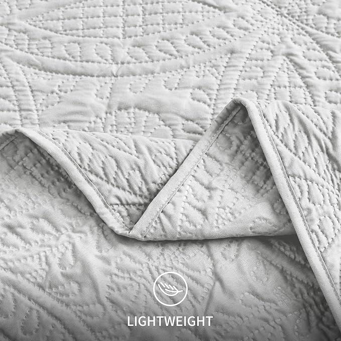 Love's cabin Oversized King Size Quilt Bedding Set Light Grey Bedspreads - Oversized King Lightweight Bedspread Comforter - Coin Pattern Coverlet for All Season - 3 Pieces (1 Quilt, 2 Pillow Shams)
