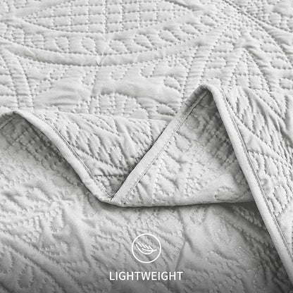 Love's cabin Oversized King Size Quilt Bedding Set Light Grey Bedspreads - Oversized King Lightweight Bedspread Comforter - Coin Pattern Coverlet for All Season - 3 Pieces (1 Quilt, 2 Pillow Shams)