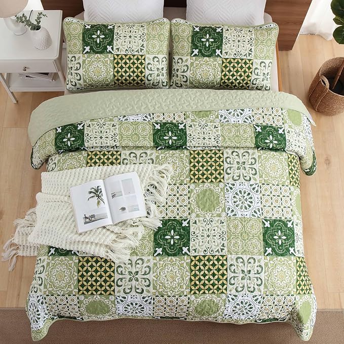 Dobuyly Green Quilt Set King Size, Boho Sage Green Plaid Patchwork Bedspreads Coverlet Set, 3 Pieces Soft Lightweight Microfiber Quilt Bedding Set for All Seasons 110"x90"