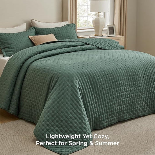 Bedsure King Quilt - Dark Green Bedspread King Size & Lightweight Comforter, Modern Coverlet with Clover Pattern, Ultra Soft All-Season Bedding, 106 x 96 Inches | Stitch-Free Quilting, Ultra Soft, Lightweight, Machine Washable, Pet-Friendly