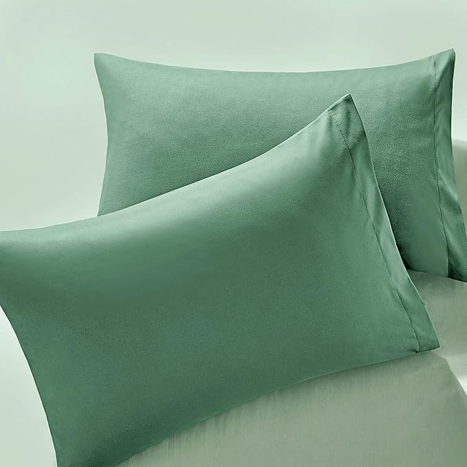 MILVOWOC 2Pcs Brushed Microfiber Standard Pillowcases - 20 x 26 Inch, Dark Green Pillow Case Set Non Slip Envelope Pillow Cover with Moisture Absorption and Anti-Wrinkle