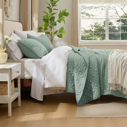 Bedsure Quilts King Size - Lightweight Bedspreads King Size with Lucky Star Quilting, Soft Quilt Bedding Set, Sage Green Comforter Set Coverlet for All Seasons with 2 Pillow Shams (106" x 96") | Skin-Friendly Soft, All-Season Comfort, Breathable, Light...