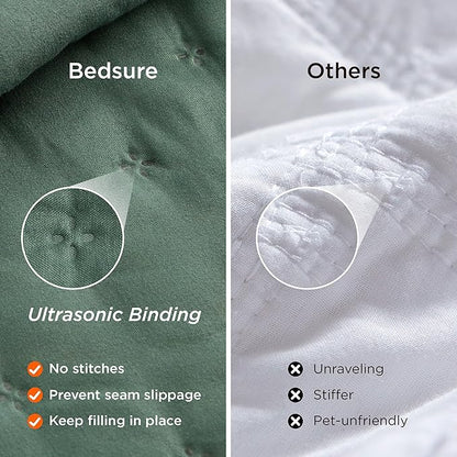 Bedsure Twin Quilt - Ultra Soft Twin XL Quilt Bedding for Dorm Decor, Lightweight All-Season Comforter, Dark Green Bedspread Coverlet with Clover Pattern, 68 x 86 Inches | Stitch-Free Quilting, Ultra Soft, Lightweight, Machine Washable, Pet-Friendly
