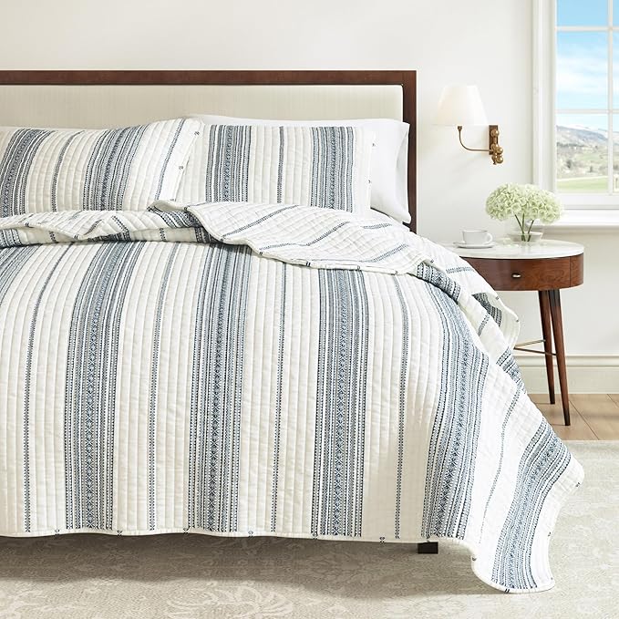 Great Bay Home Striped Quilt Set - 3-Piece Full/Queen Size Farmhouse Bedding Set - Lightweight, All-Season, Reversible Bedspread (White/Navy)