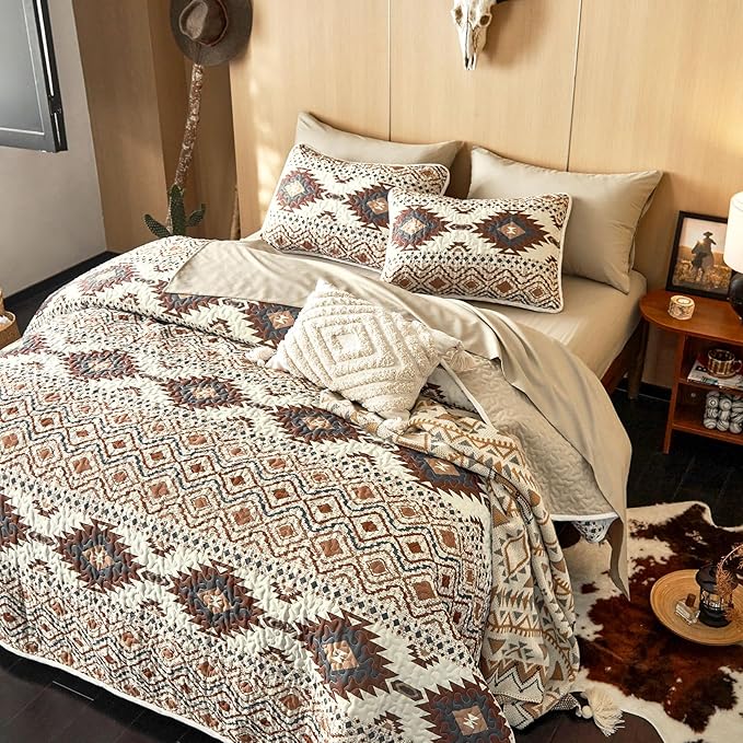 Wake In Cloud - Western Quilt Set, Southwestern Aztec Country Style with Rustic Ranch Vibe, Reversible Lightweight Bedspread Coverlet, 3 Pieces, Beige Brown, Queen/Full Size